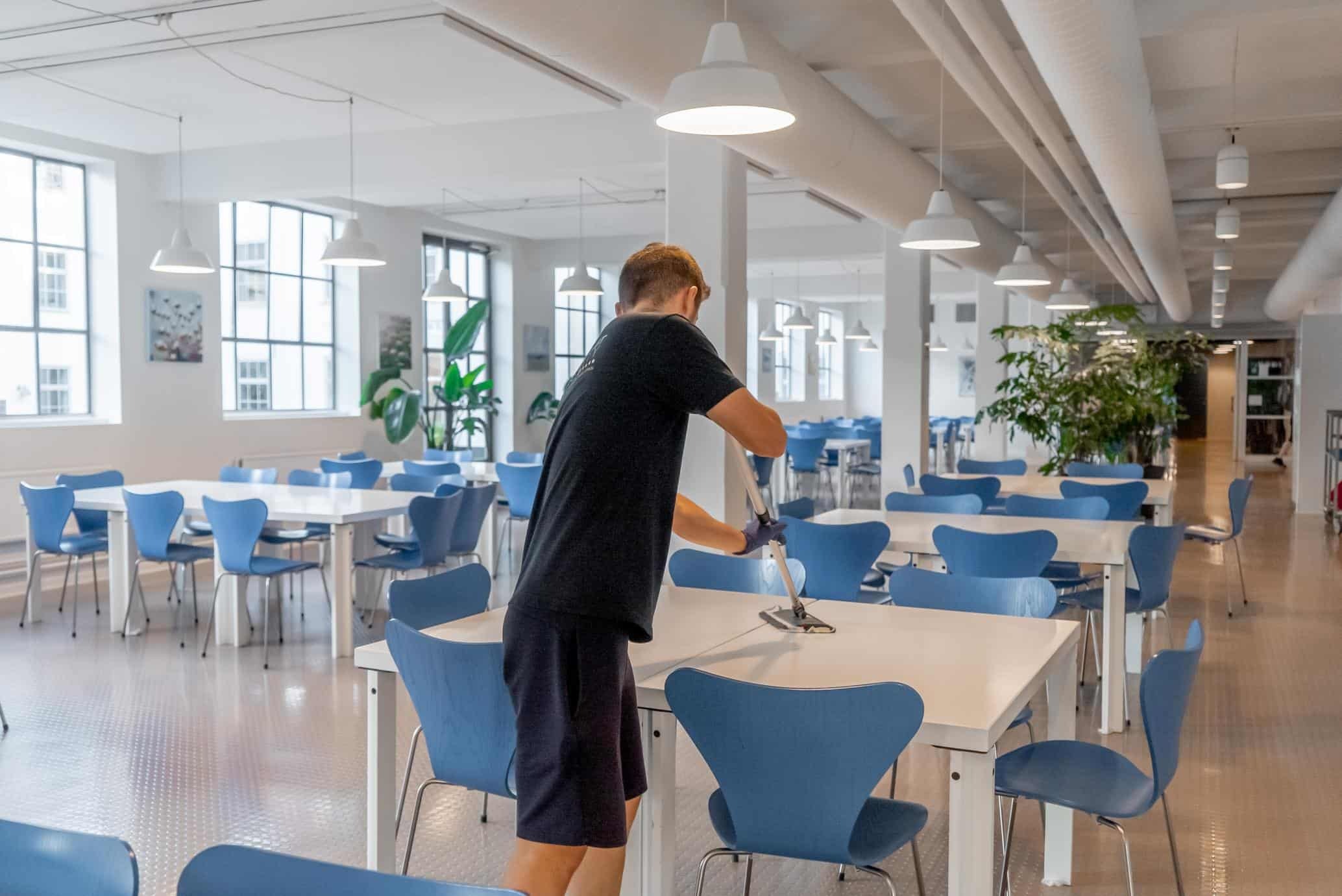 Vejen til et sundere arbejdsmiljø: Hvorfor professionel erhvervsrengøring betaler sig